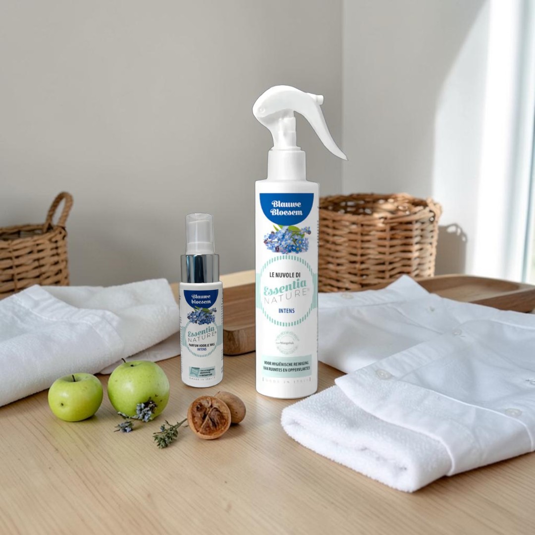 Blauwe Bloesem spray met een intens bloemige, frisse geur van Bulgaarse roos, magnolia en blauwe iris. Geschikt om ruimtes en textiel snel op te frissen. Compact flesje dat makkelijk mee kan in tas of auto.